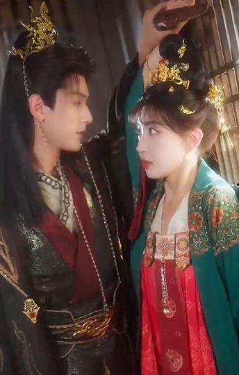 偷听心声后，暴君绷不住了,权力之巅的脆弱瞬间